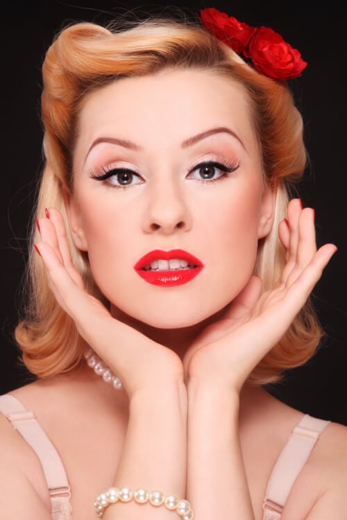 28Pin-Up Hairstyles That Scream “Retro Chic” (Tutorials Included)