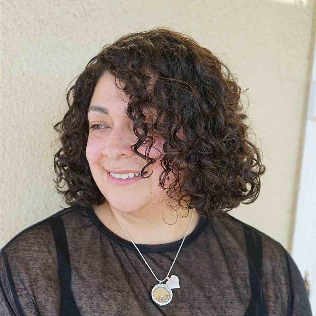 67 Exceptional Haircuts for Round Faces in 2025