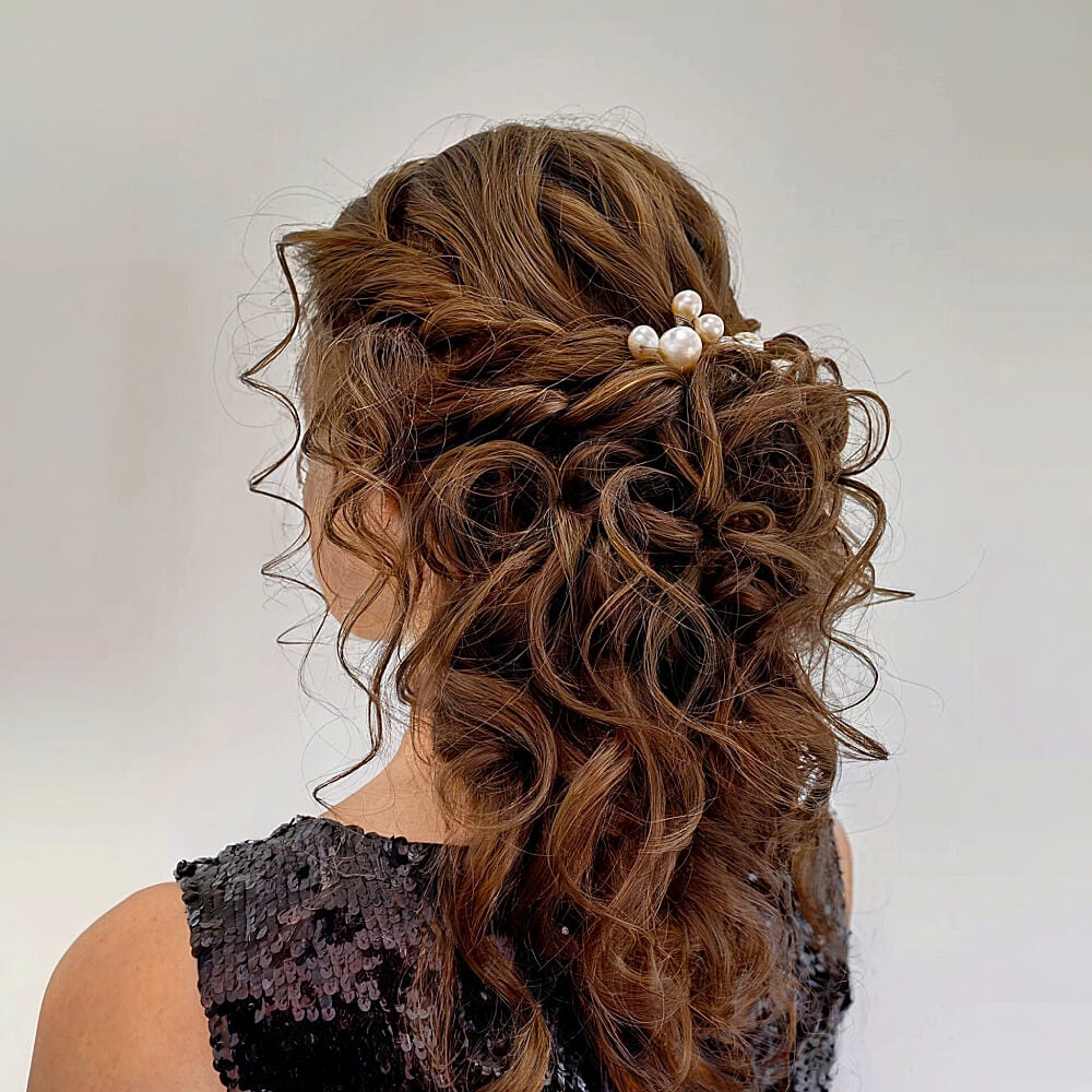 22 Stunning Curly Prom Hairstyles for 2025 &#8211; Updos, Down Do&#8217;s &#038; Braids!