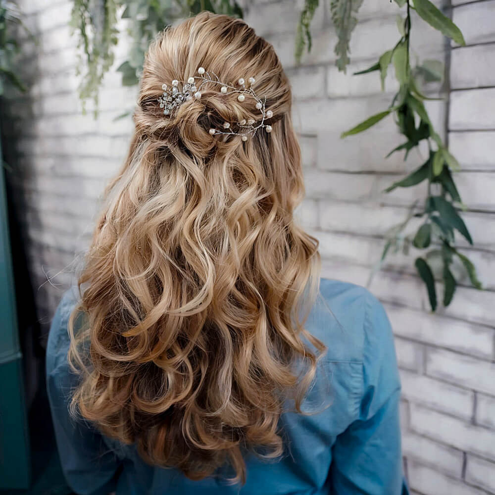 22 Stunning Curly Prom Hairstyles for 2025 &#8211; Updos, Down Do&#8217;s &#038; Braids!