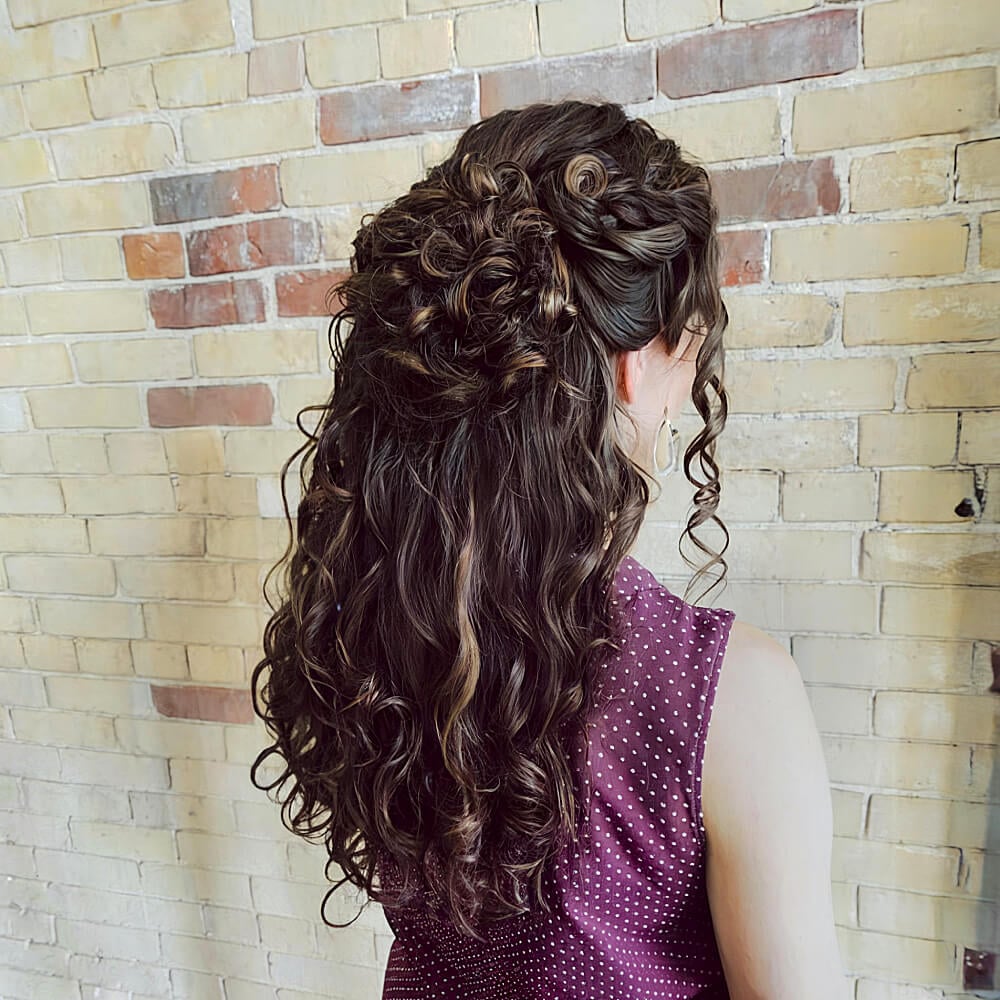 22 Stunning Curly Prom Hairstyles for 2025 &#8211; Updos, Down Do&#8217;s &#038; Braids!