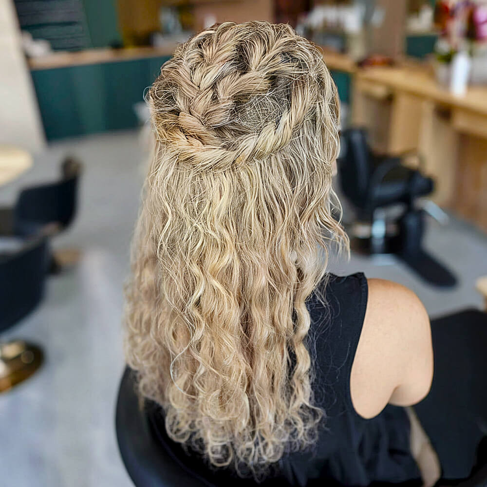 22 Stunning Curly Prom Hairstyles for 2025 &#8211; Updos, Down Do&#8217;s &#038; Braids!