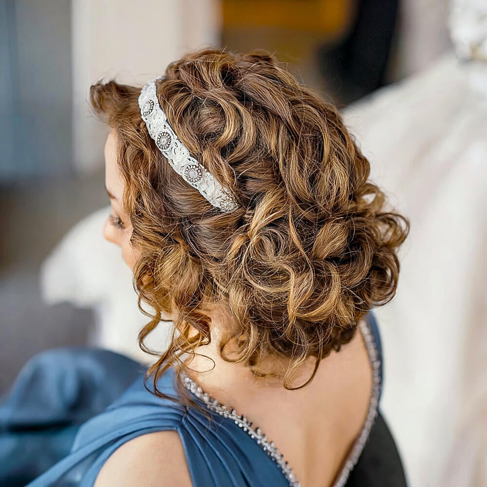 22 Stunning Curly Prom Hairstyles for 2025 &#8211; Updos, Down Do&#8217;s &#038; Braids!