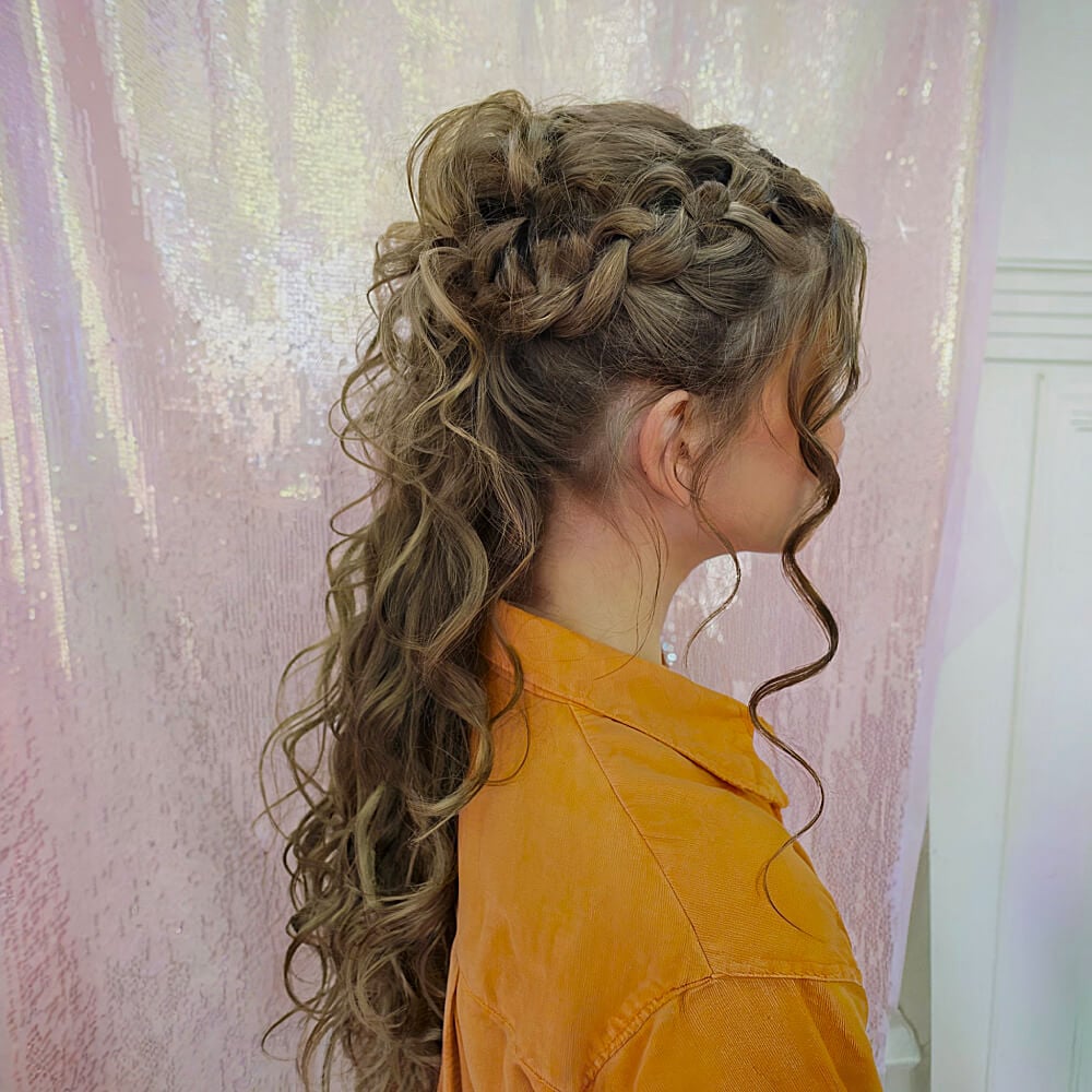 22 Stunning Curly Prom Hairstyles for 2025 &#8211; Updos, Down Do&#8217;s &#038; Braids!
