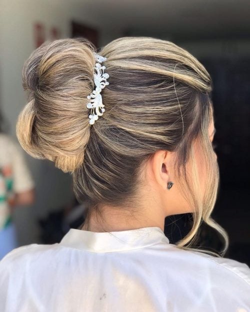 33 Super Easy Updos for Beginners to Try in 2025