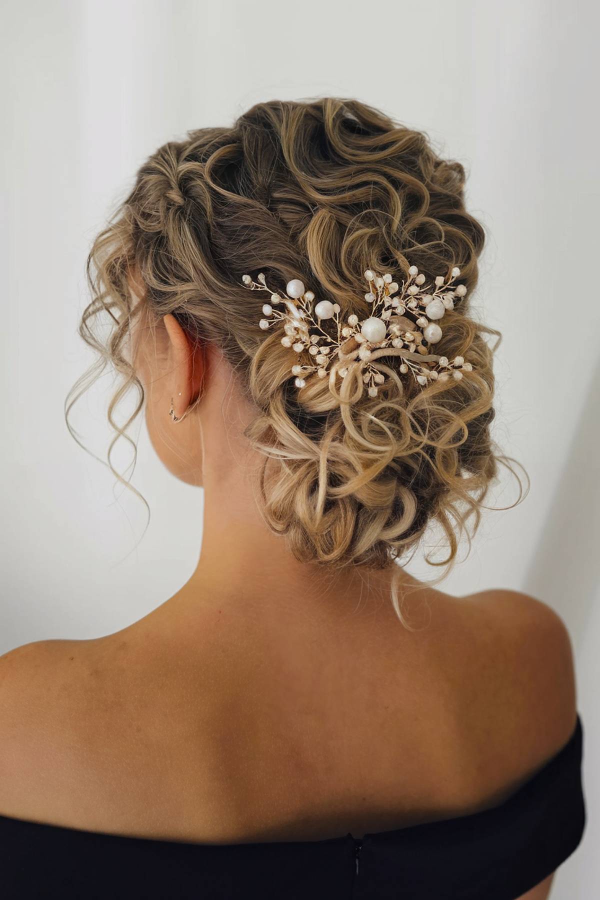 15+ Chic Curly Hair Bun Hairstyles to Try in 2025