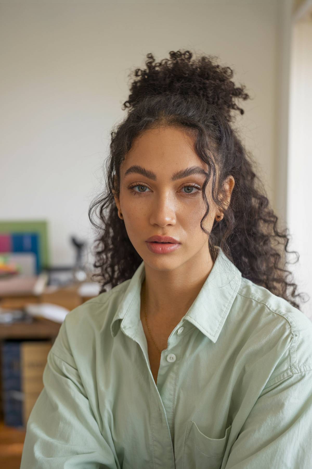 15+ Chic Curly Hair Bun Hairstyles to Try in 2025