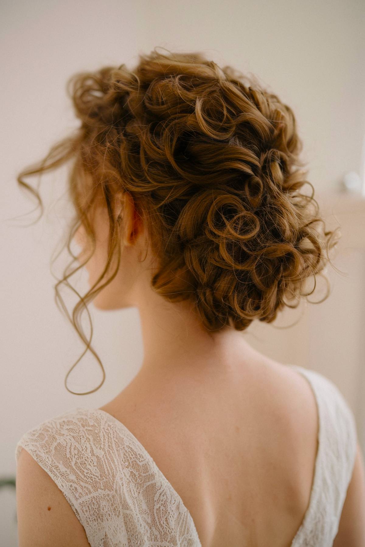 15+ Chic Curly Hair Bun Hairstyles to Try in 2025