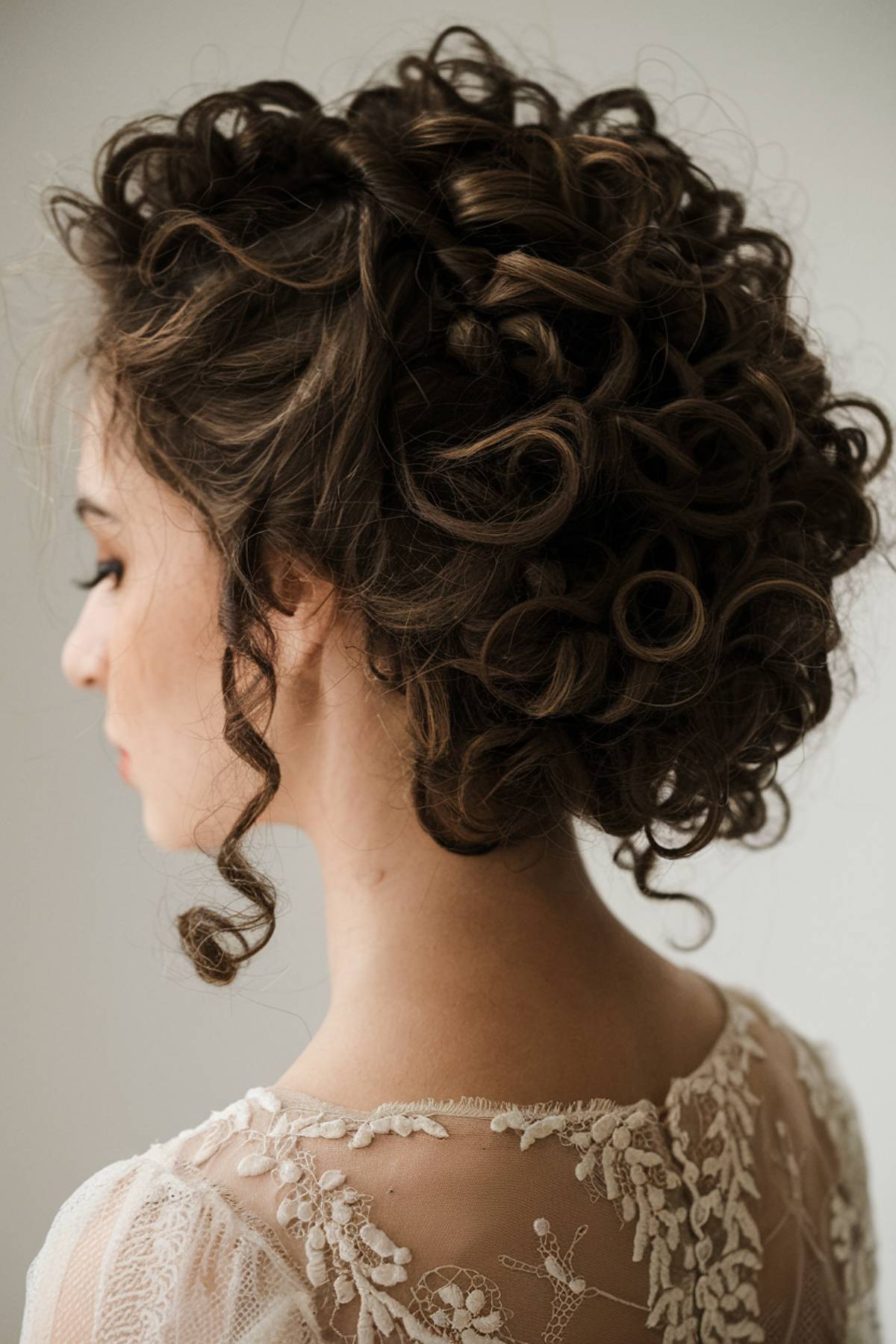 15+ Chic Curly Hair Bun Hairstyles to Try in 2025