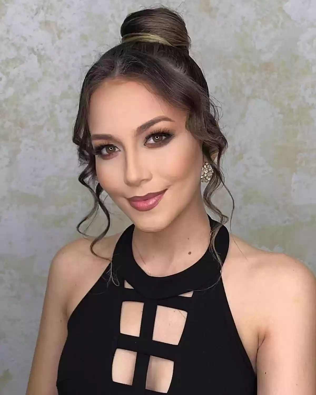 Top 15 Long Hairstyles for Oval Faces in 2025