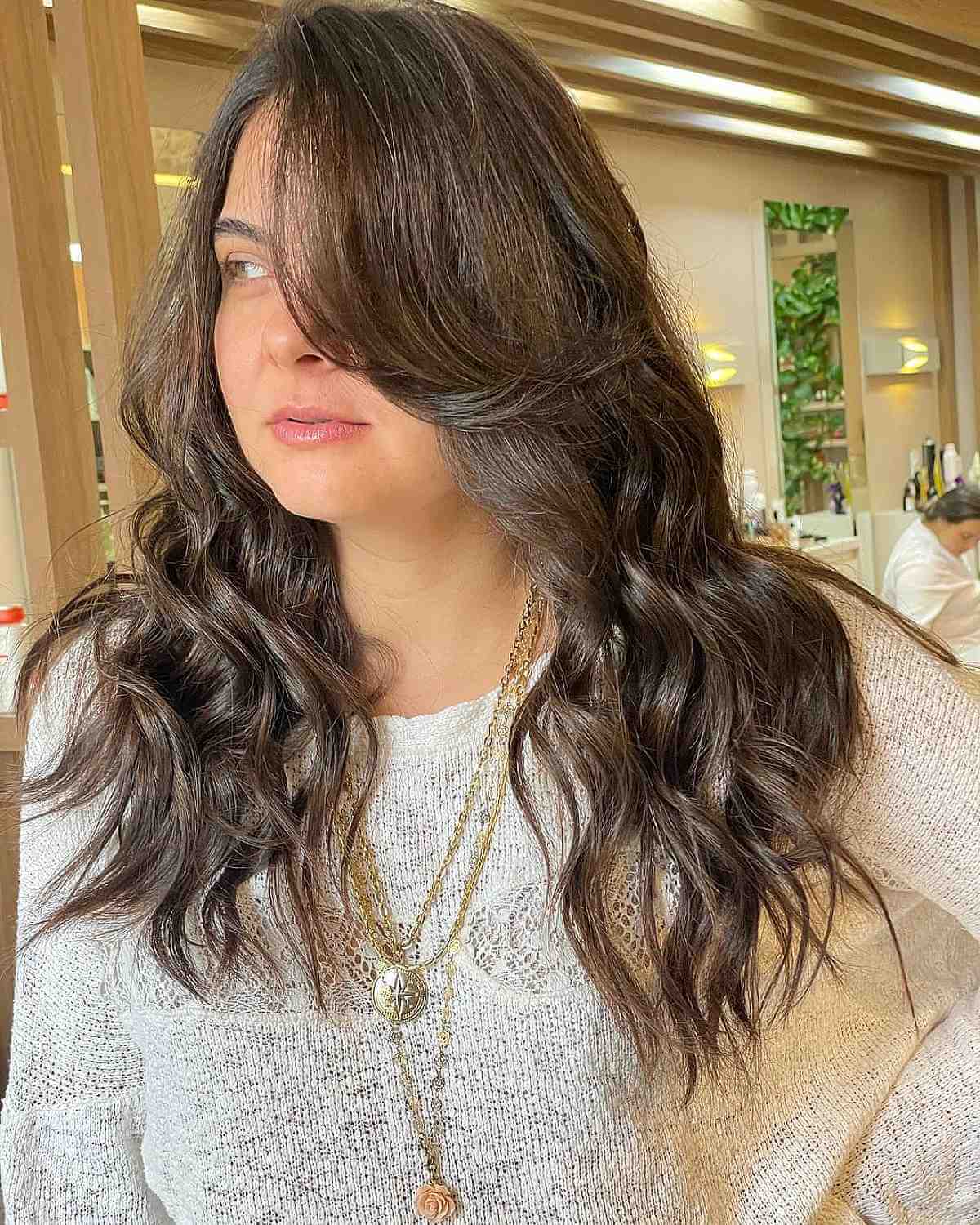 34 Most Flattering Long Hairstyles for Round Faces