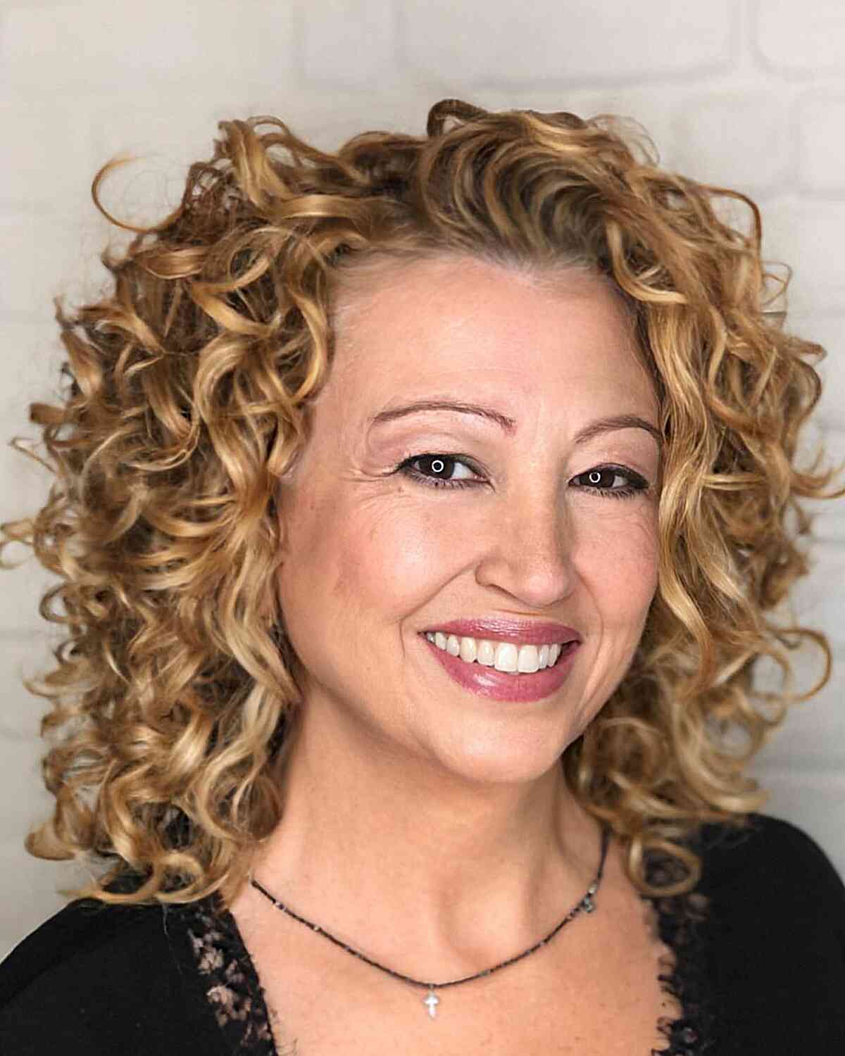 54 Youthful Medium-Length Hairstyles for Women Over 50
