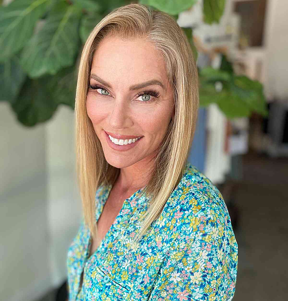 54 Youthful Medium-Length Hairstyles for Women Over 50