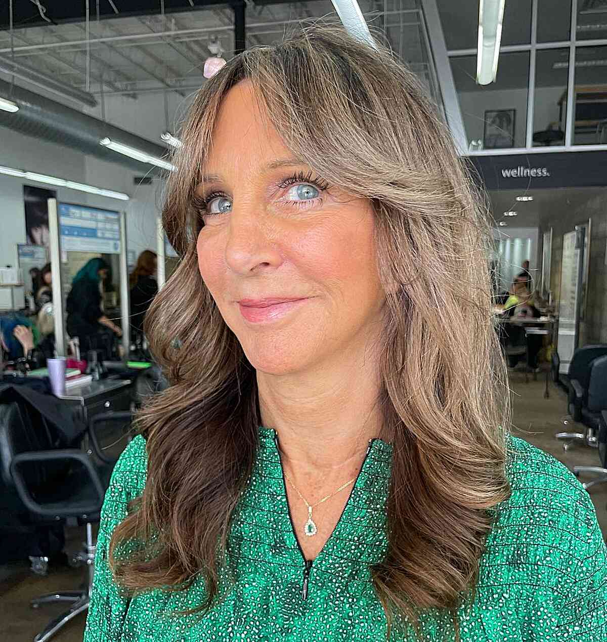54 Youthful Medium-Length Hairstyles for Women Over 50