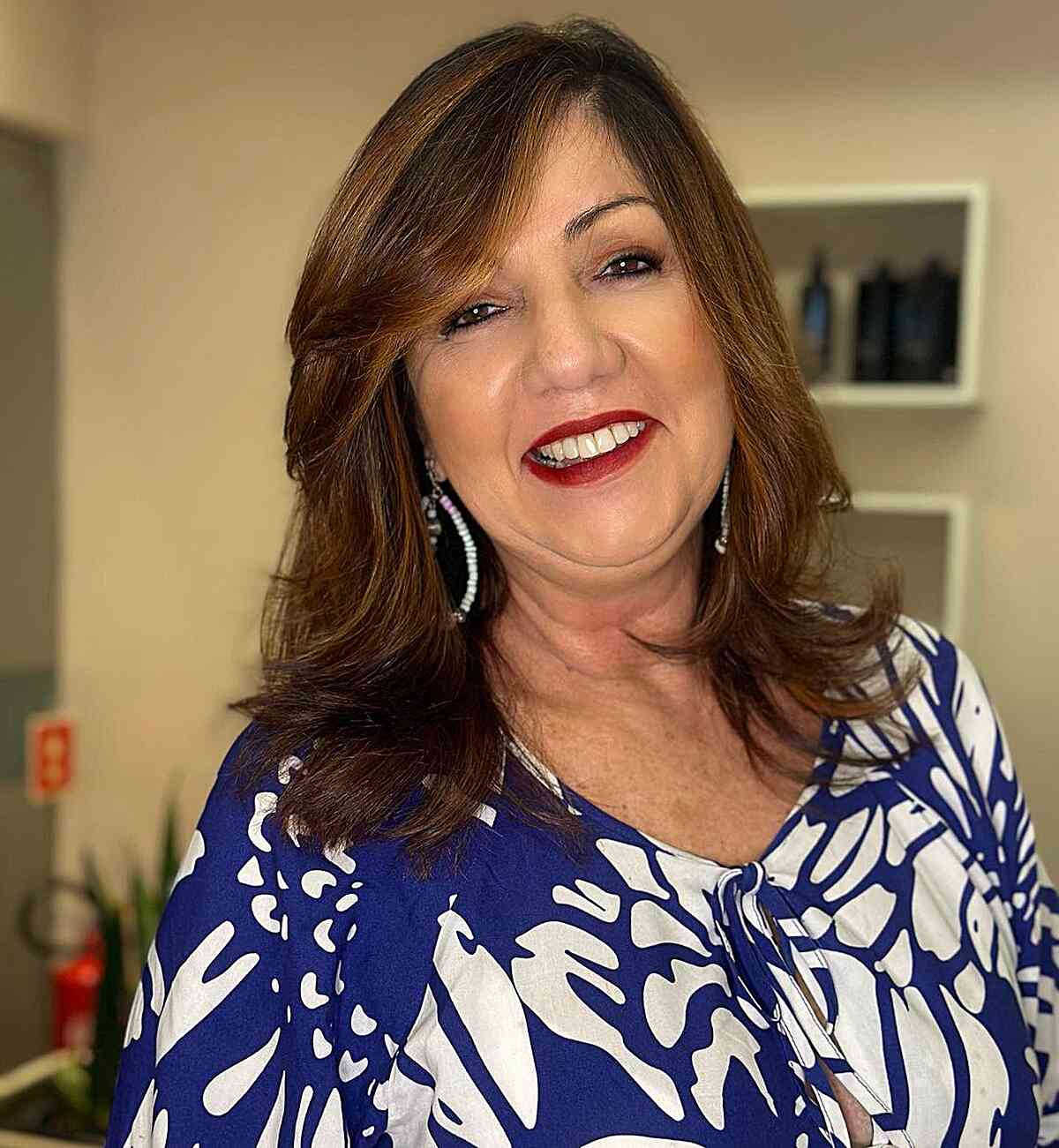 54 Youthful Medium-Length Hairstyles for Women Over 50