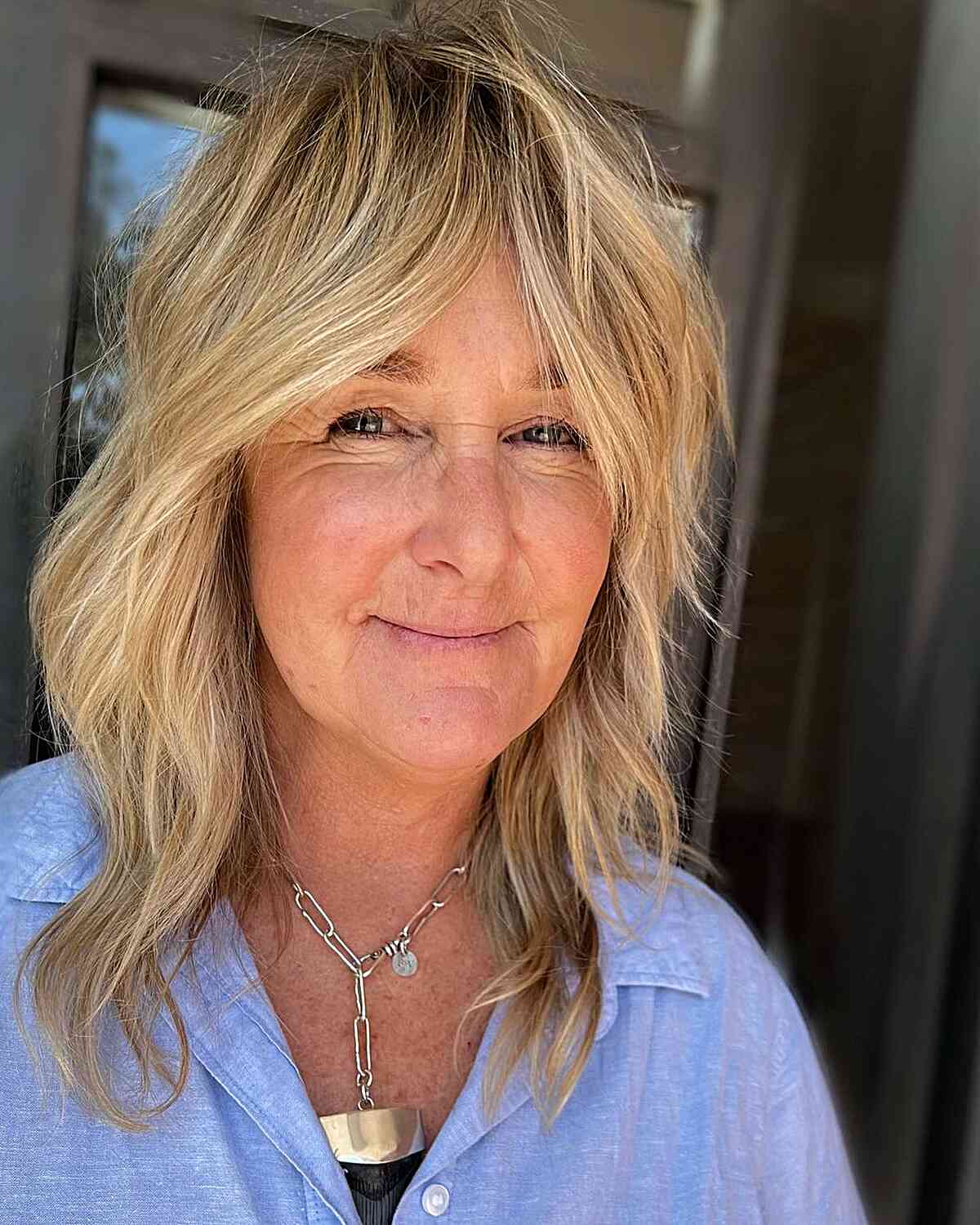 54 Youthful Medium-Length Hairstyles for Women Over 50