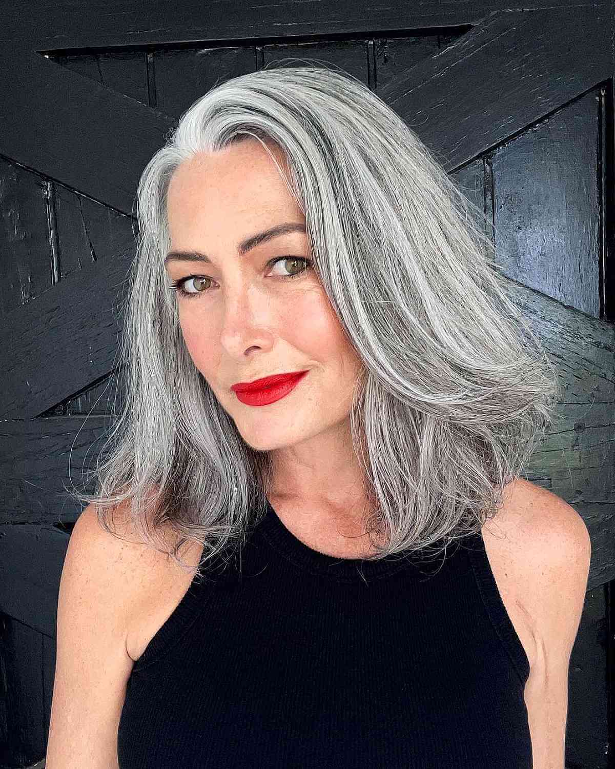 54 Youthful Medium-Length Hairstyles for Women Over 50