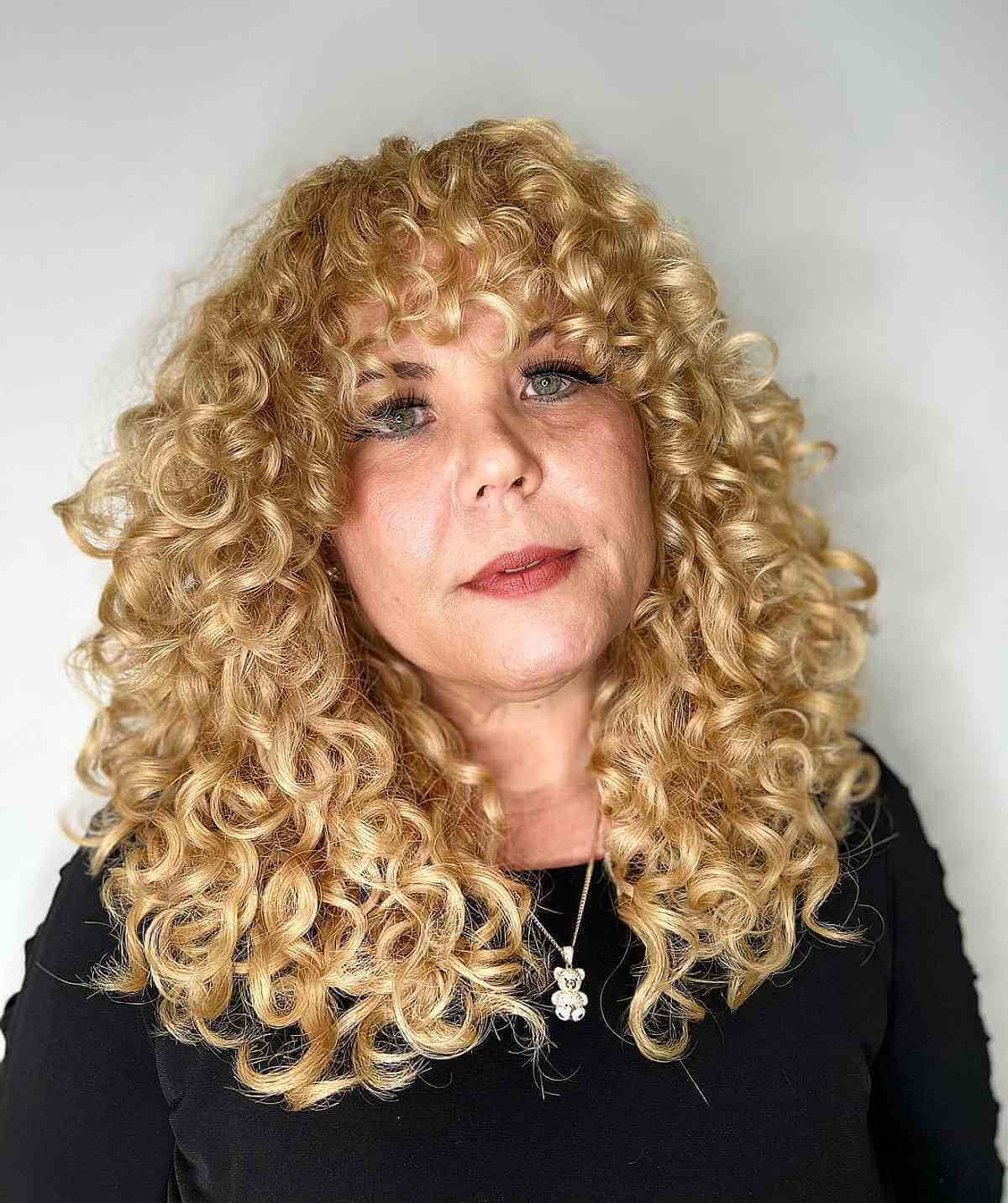54 Youthful Medium-Length Hairstyles for Women Over 50