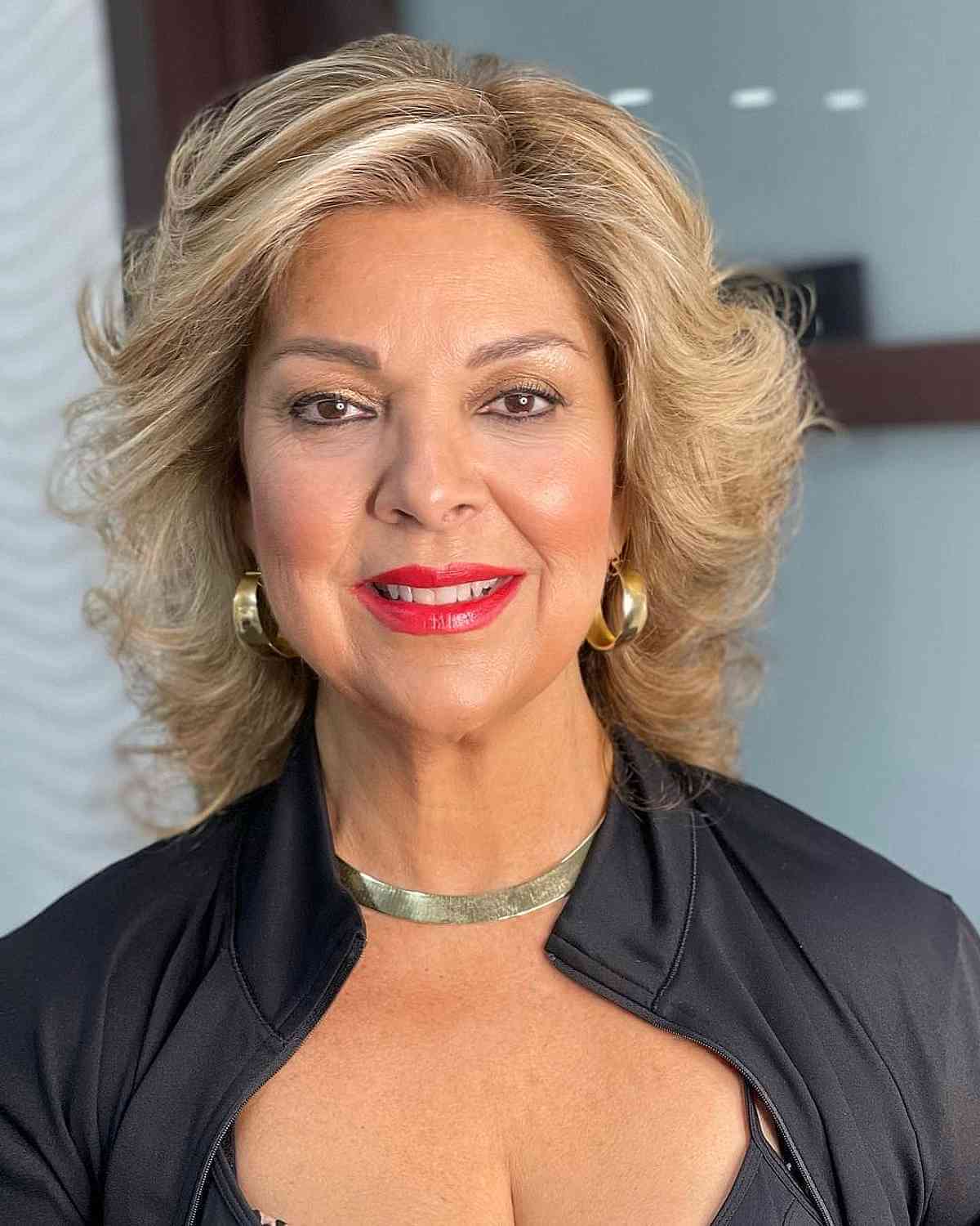 54 Youthful Medium-Length Hairstyles for Women Over 50