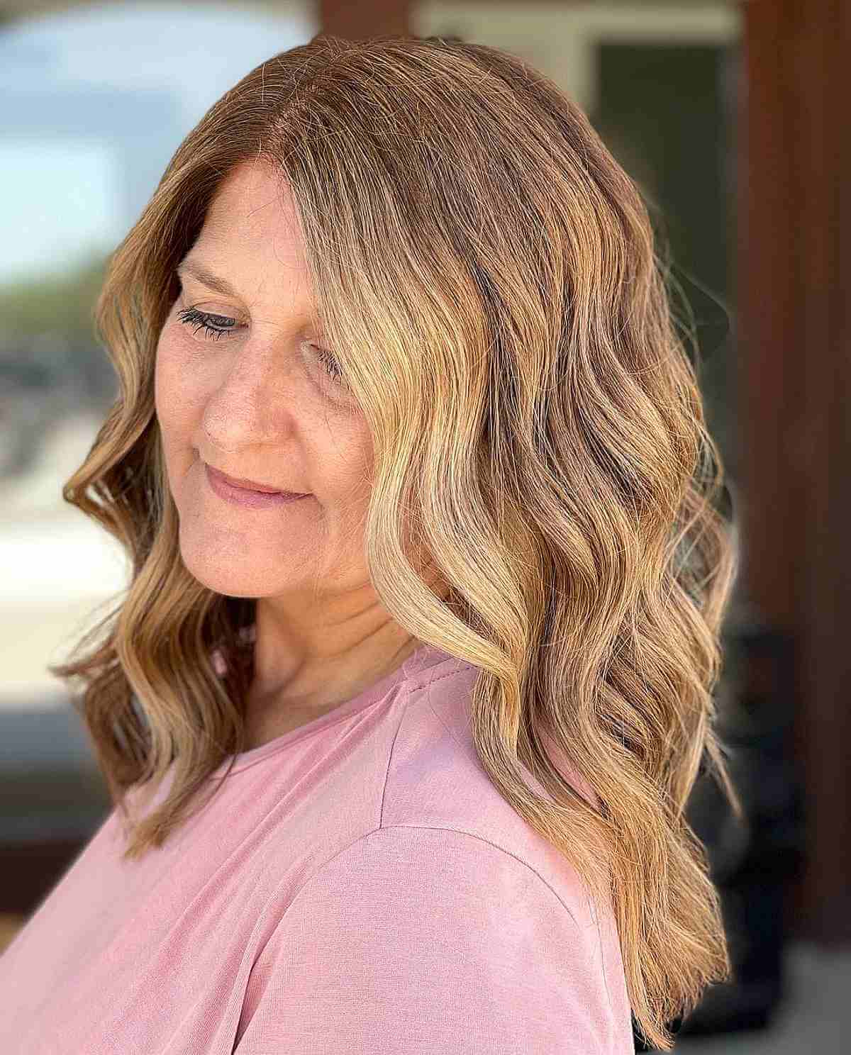54 Youthful Medium-Length Hairstyles for Women Over 50