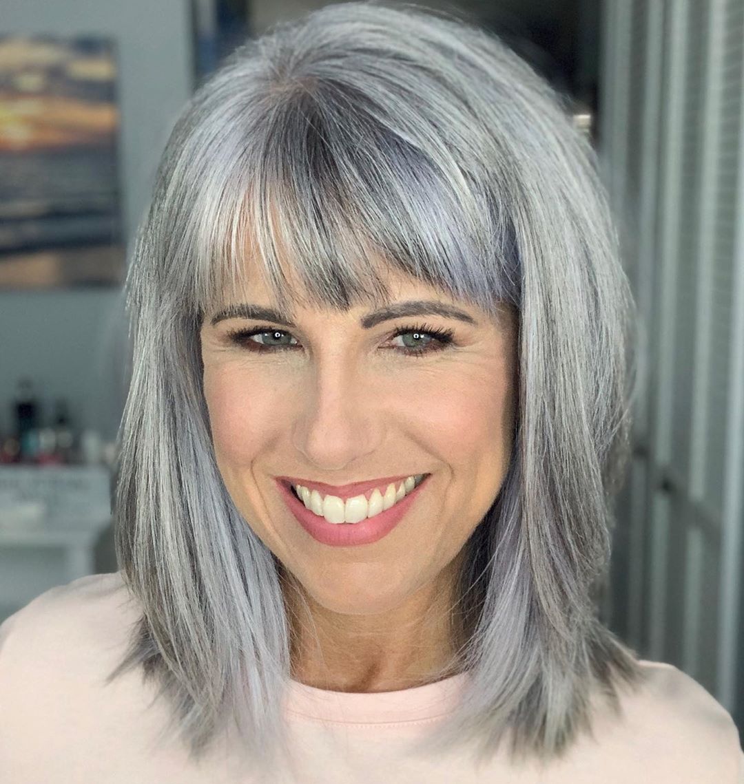 54 Youthful Medium-Length Hairstyles for Women Over 50