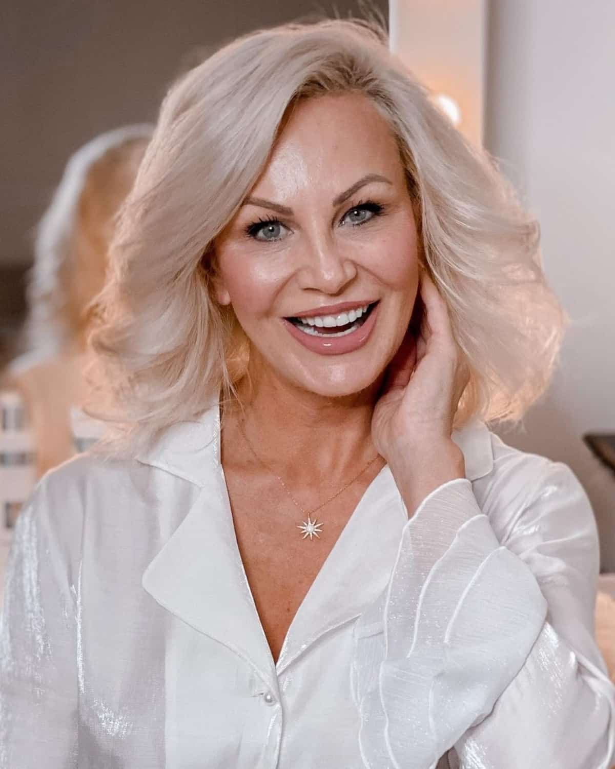 54 Youthful Medium-Length Hairstyles for Women Over 50