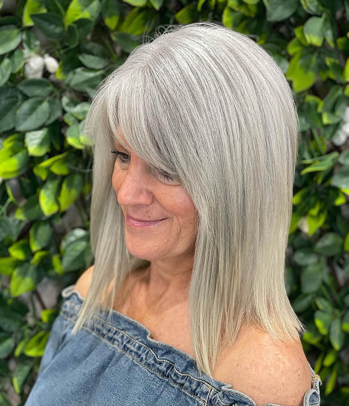 54 Youthful Medium-Length Hairstyles for Women Over 50