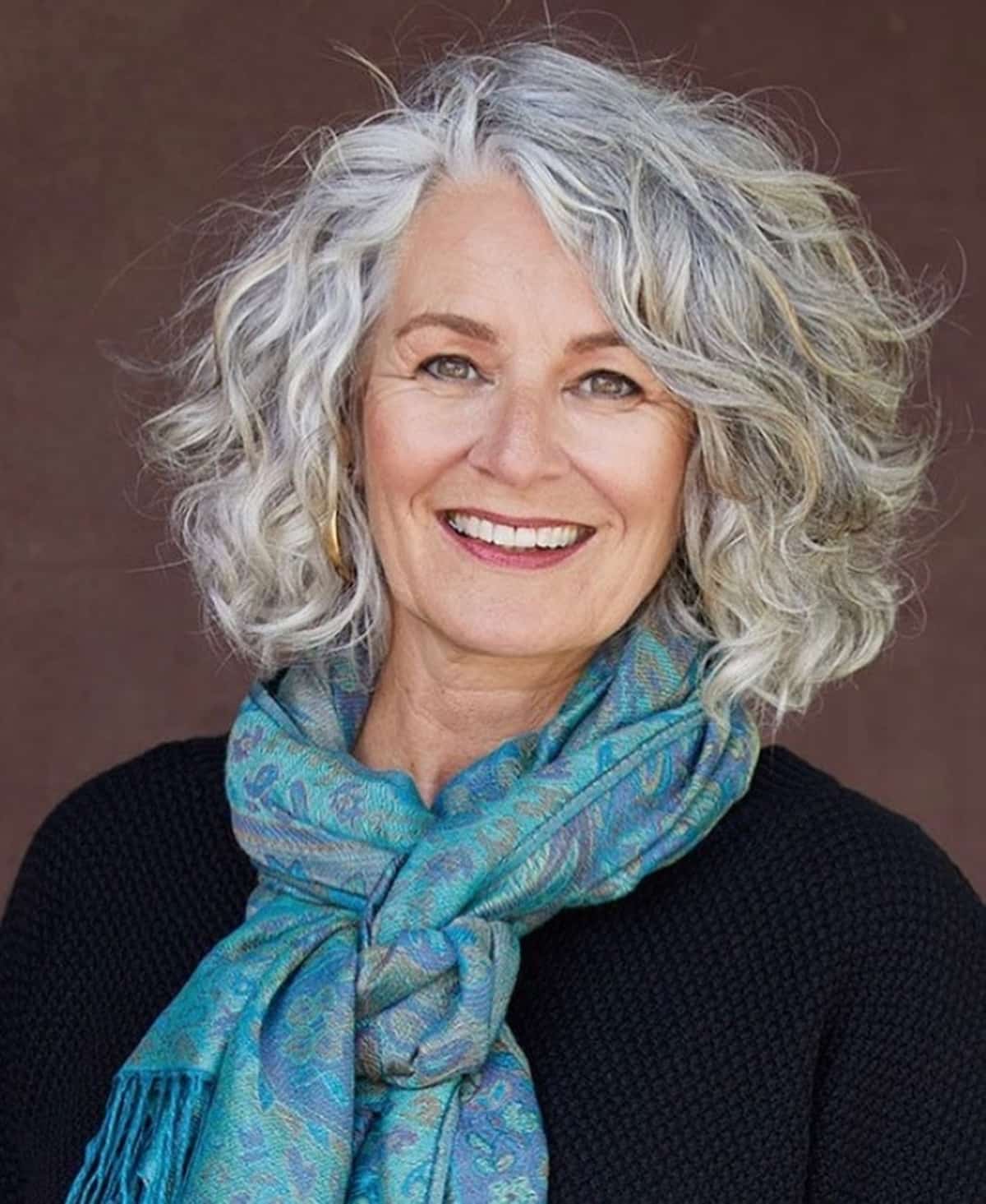 54 Youthful Medium-Length Hairstyles for Women Over 50
