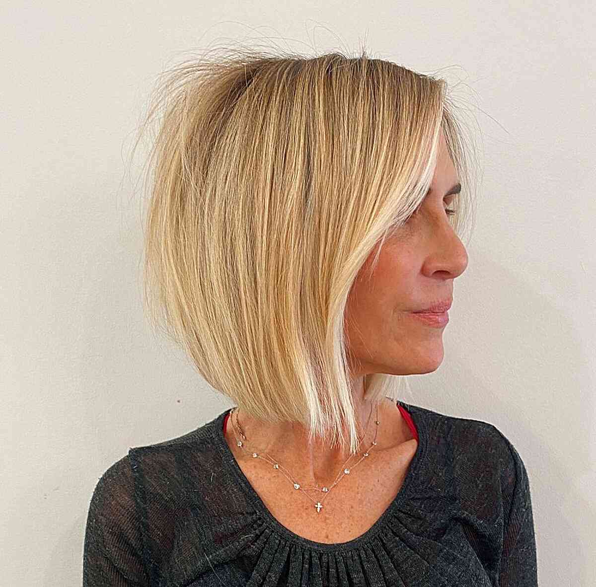 54 Youthful Medium-Length Hairstyles for Women Over 50