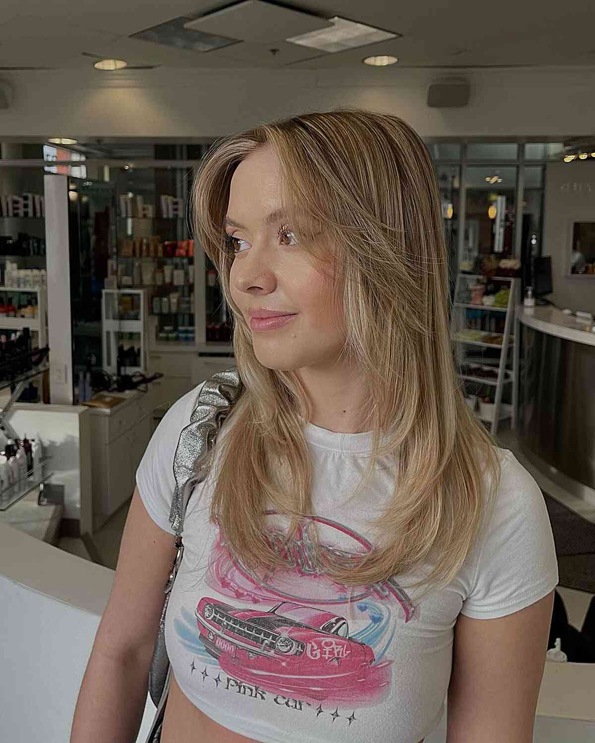 26 Incredible Feathered Haircuts for Medium-Length Hair in 2025