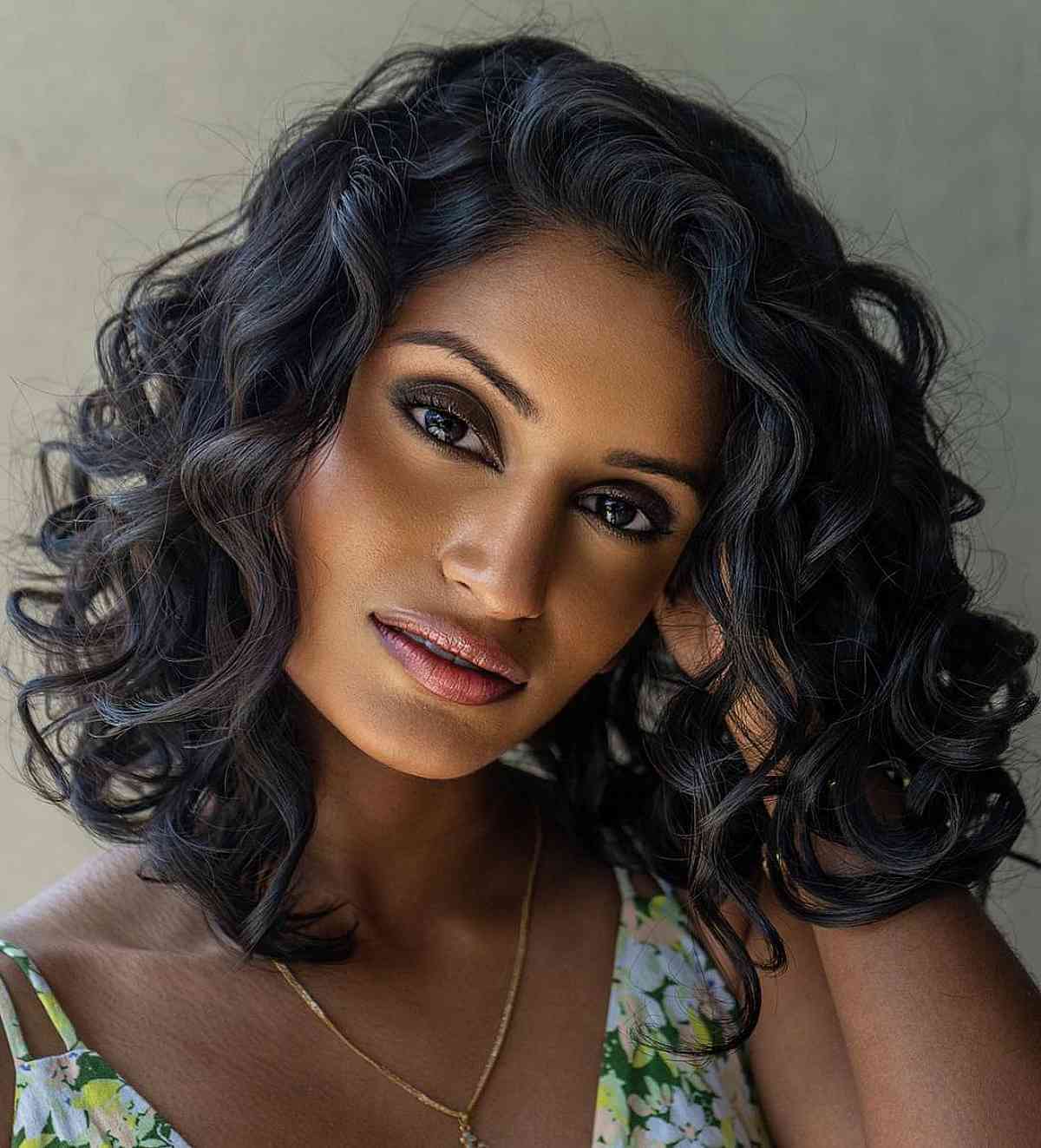 53 Perfect Medium-Length Hairstyles for Square Faces in 2025