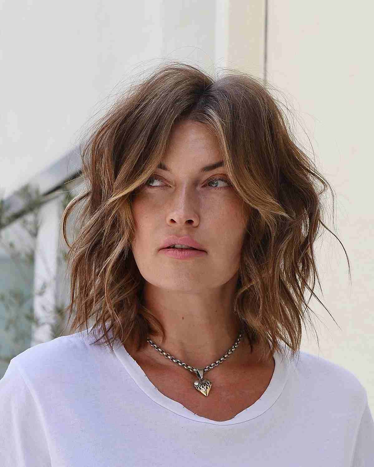 53 Perfect Medium-Length Hairstyles for Square Faces in 2025