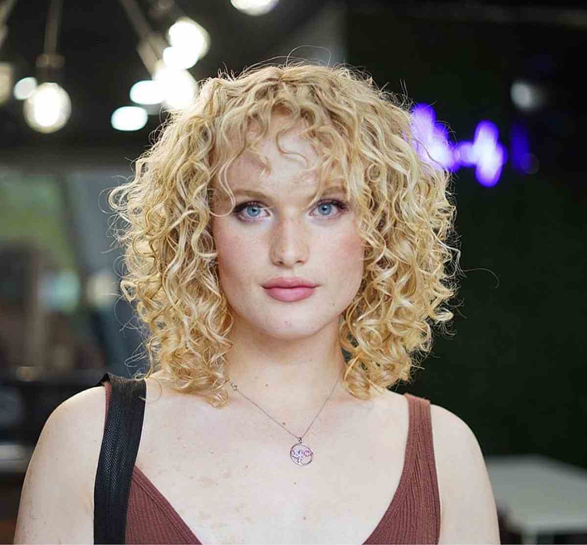 53 Perfect Medium-Length Hairstyles for Square Faces in 2025