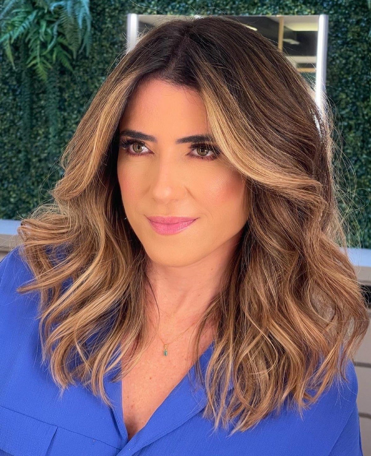53 Perfect Medium-Length Hairstyles for Square Faces in 2025