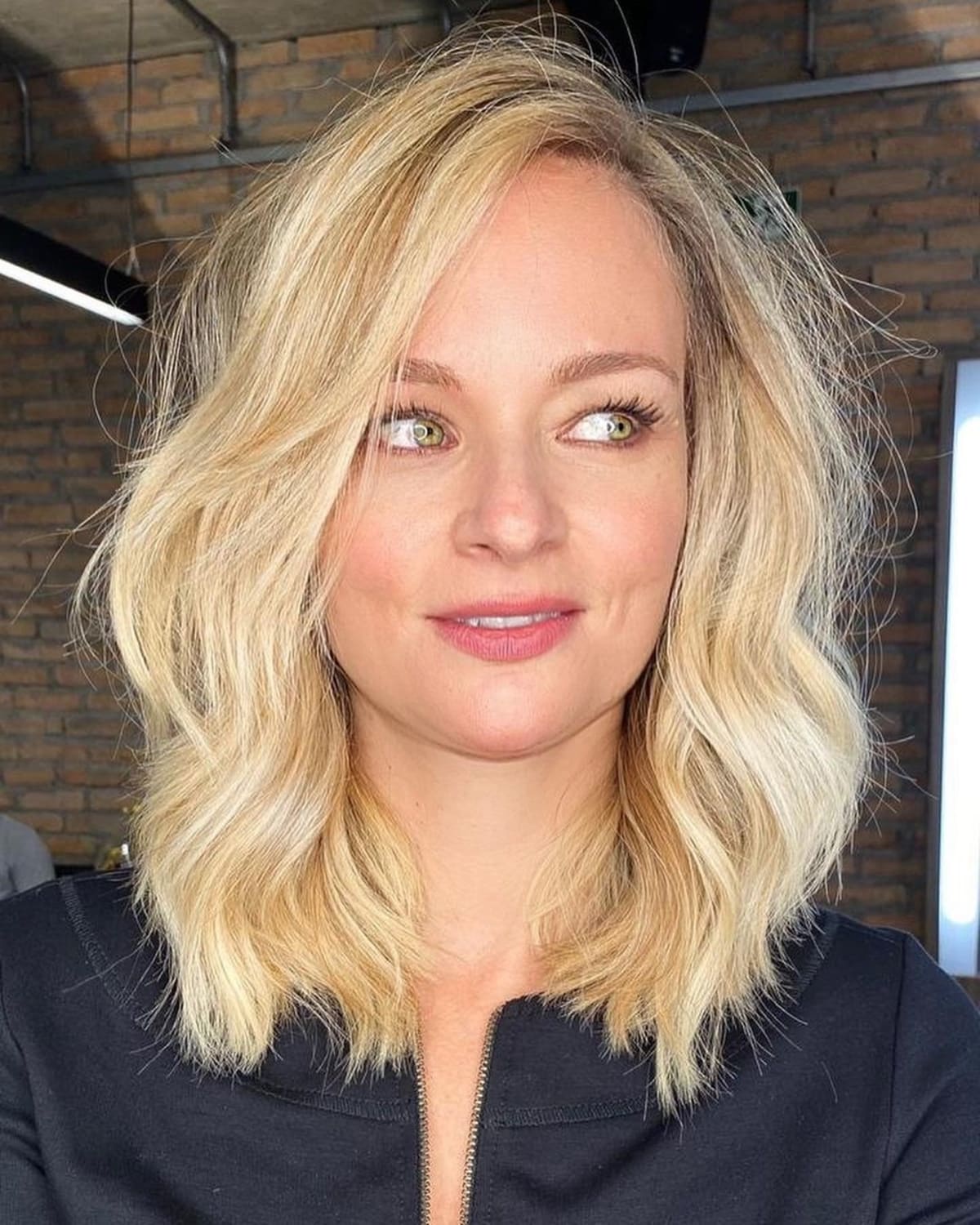 53 Perfect Medium-Length Hairstyles for Square Faces in 2025