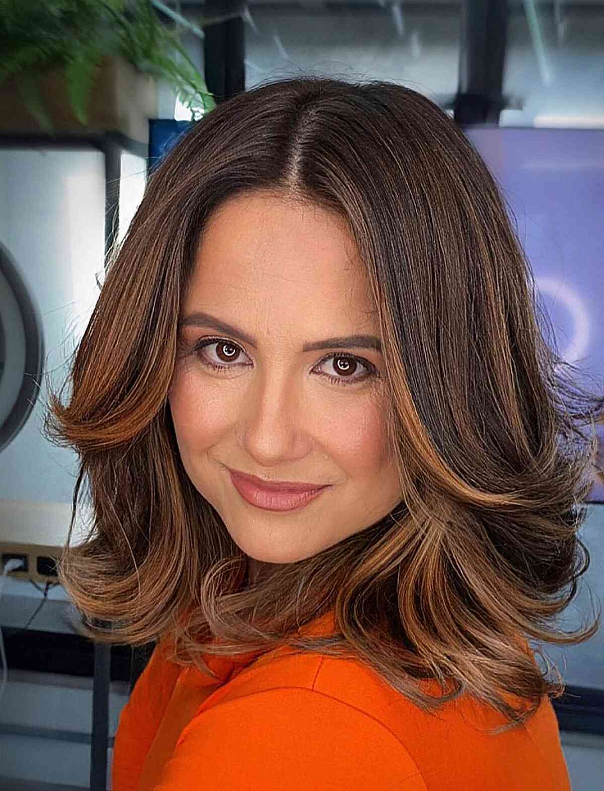45 Flattering Medium Hairstyles for Round Faces in 2025