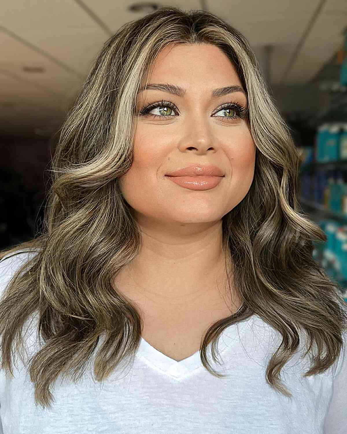 45 Flattering Medium Hairstyles for Round Faces in 2025