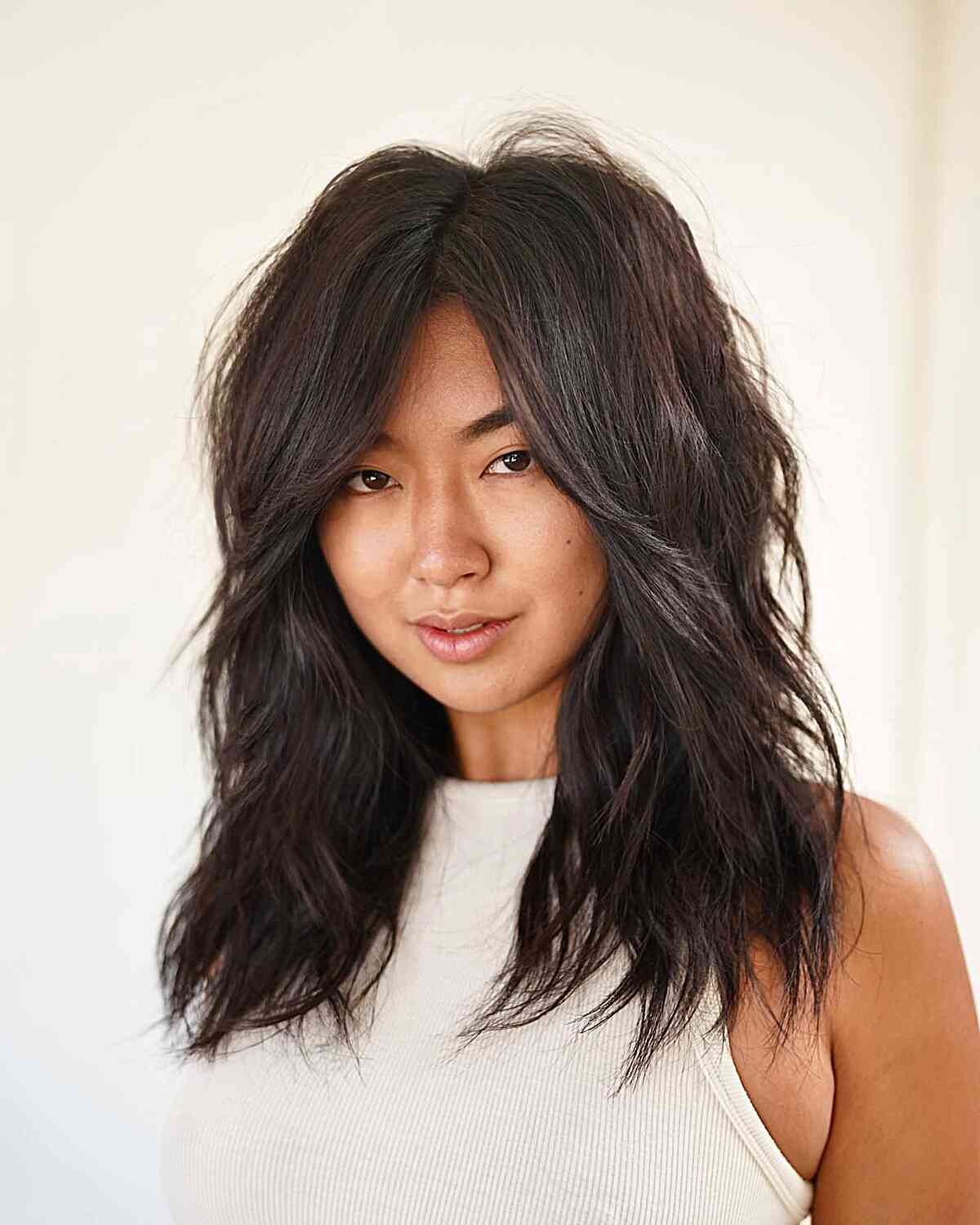 45 Flattering Medium Hairstyles for Round Faces in 2025