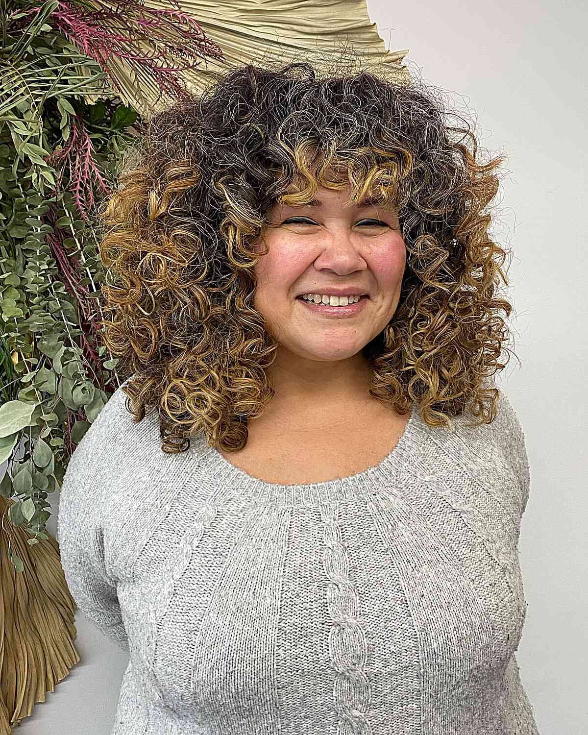 45 Flattering Medium Hairstyles for Round Faces in 2025