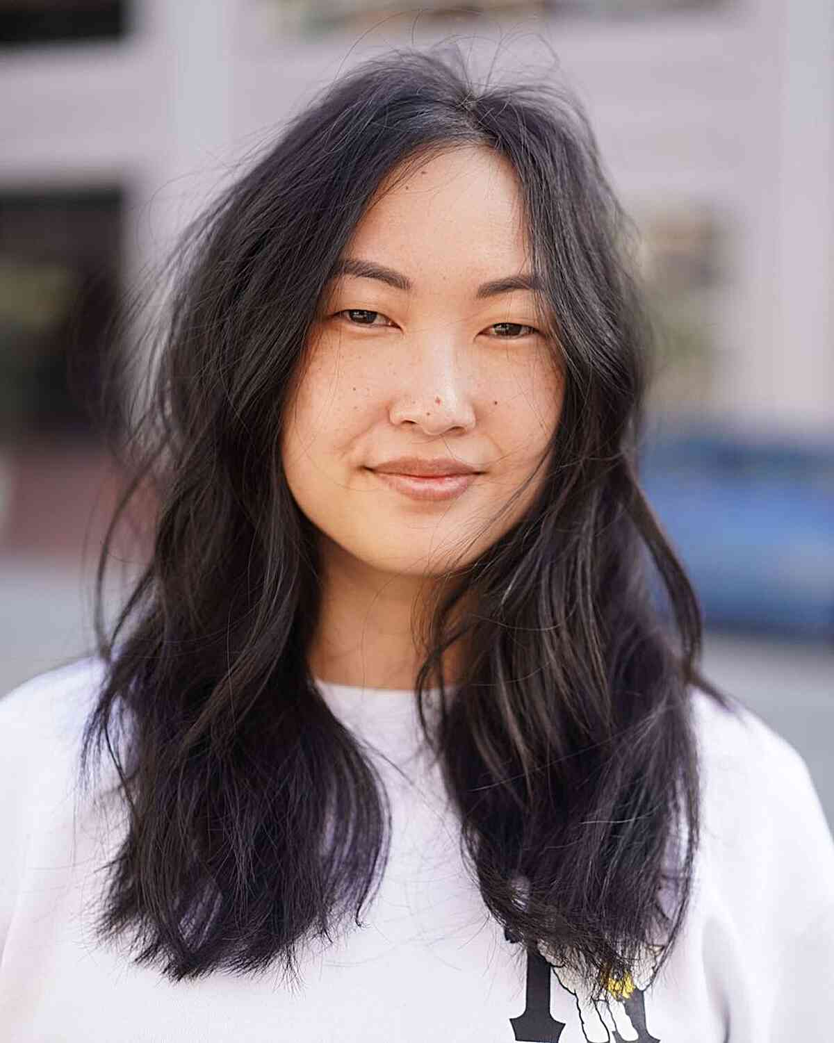 45 Flattering Medium Hairstyles for Round Faces in 2025