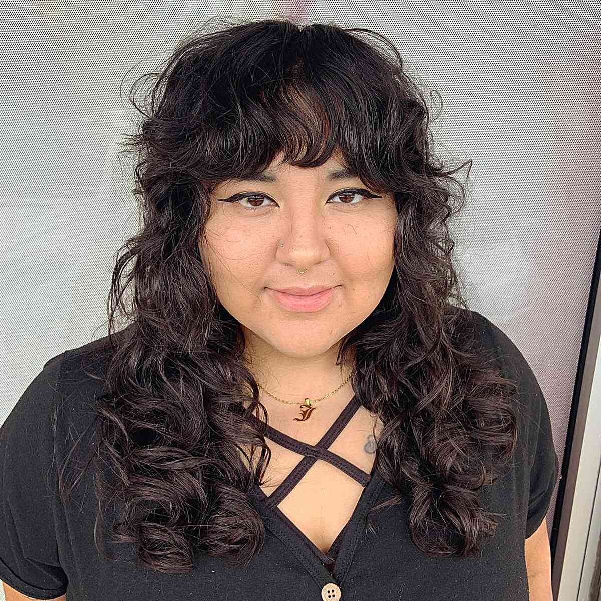 45 Flattering Medium Hairstyles for Round Faces in 2025