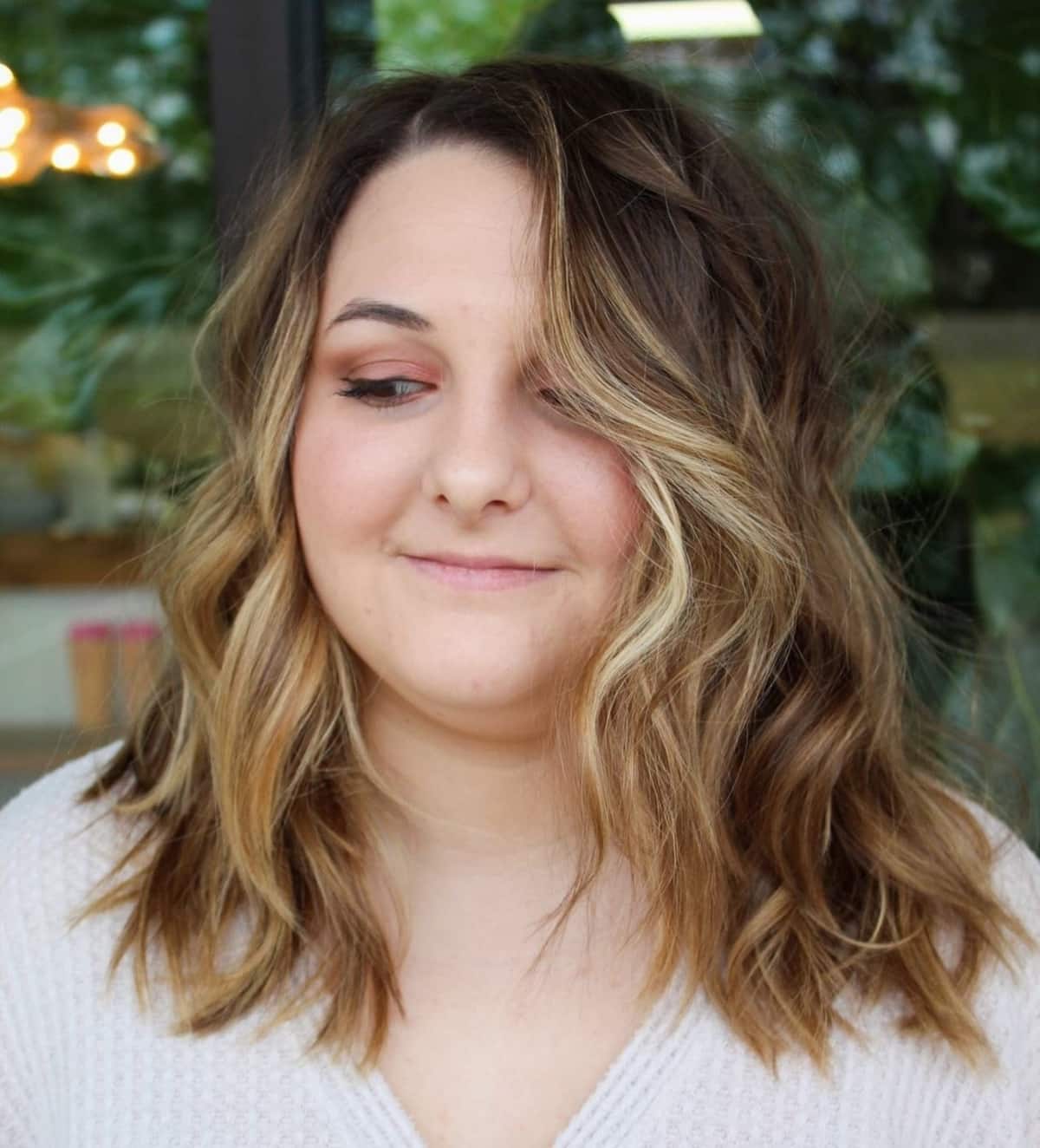 45 Flattering Medium Hairstyles for Round Faces in 2025