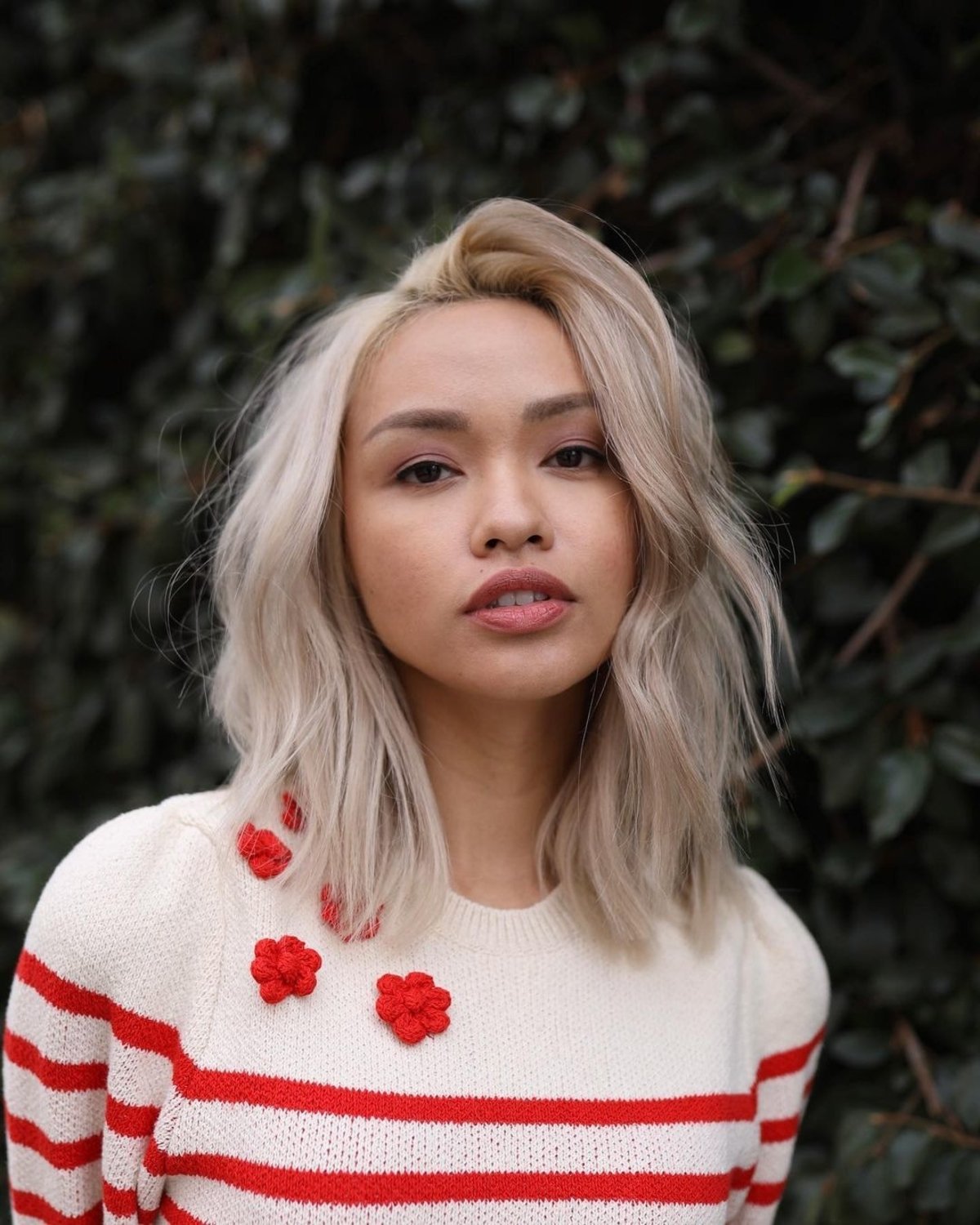 45 Flattering Medium Hairstyles for Round Faces in 2025