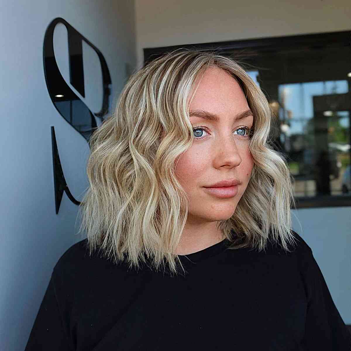 45 Flattering Medium Hairstyles for Round Faces in 2025
