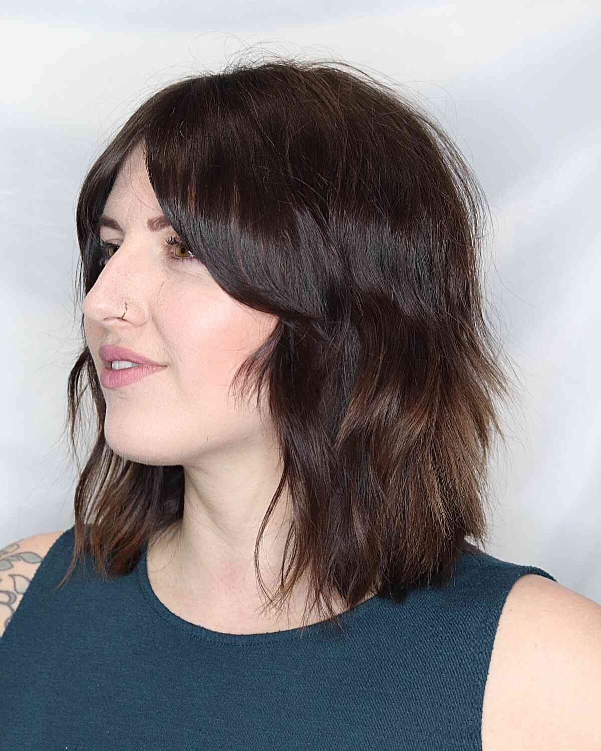 45 Flattering Medium Hairstyles for Round Faces in 2025