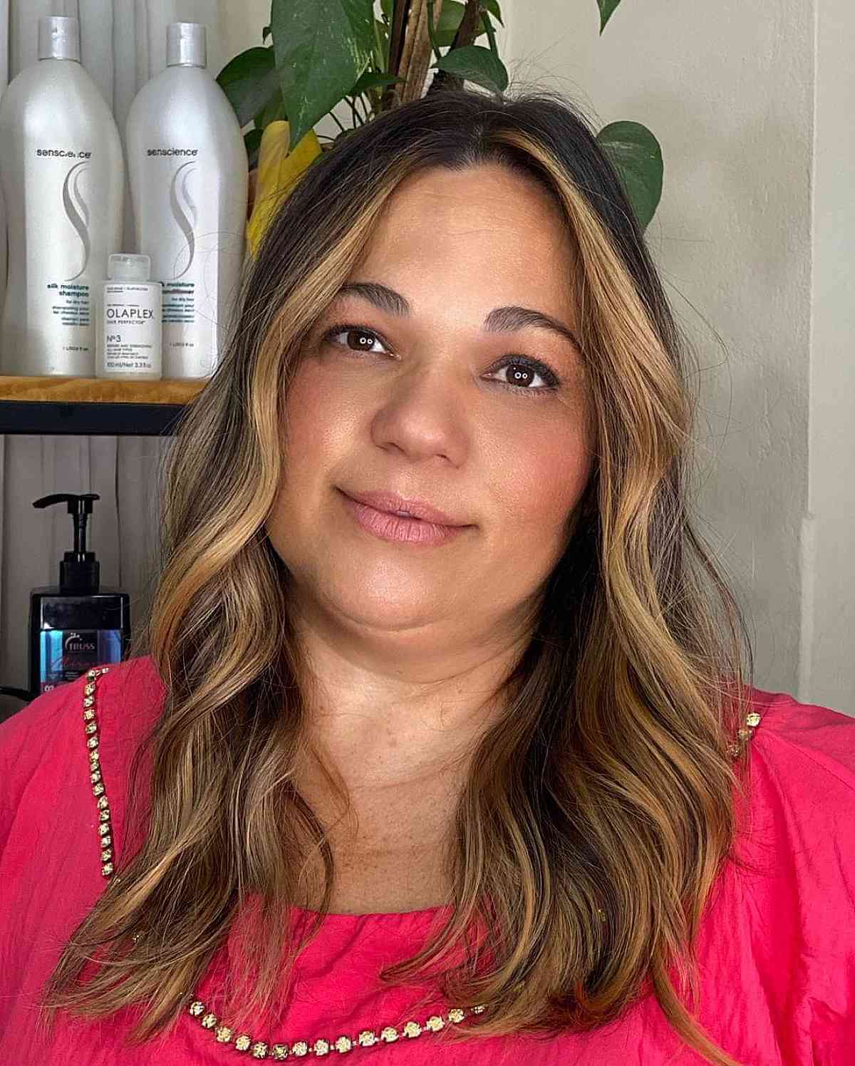 45 Flattering Medium Hairstyles for Round Faces in 2025