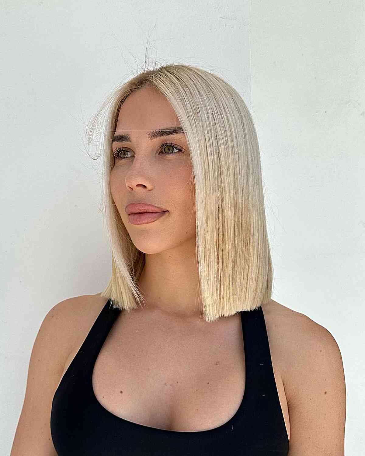 The Top 33 Medium Hairstyles For Oval Faces in 2025