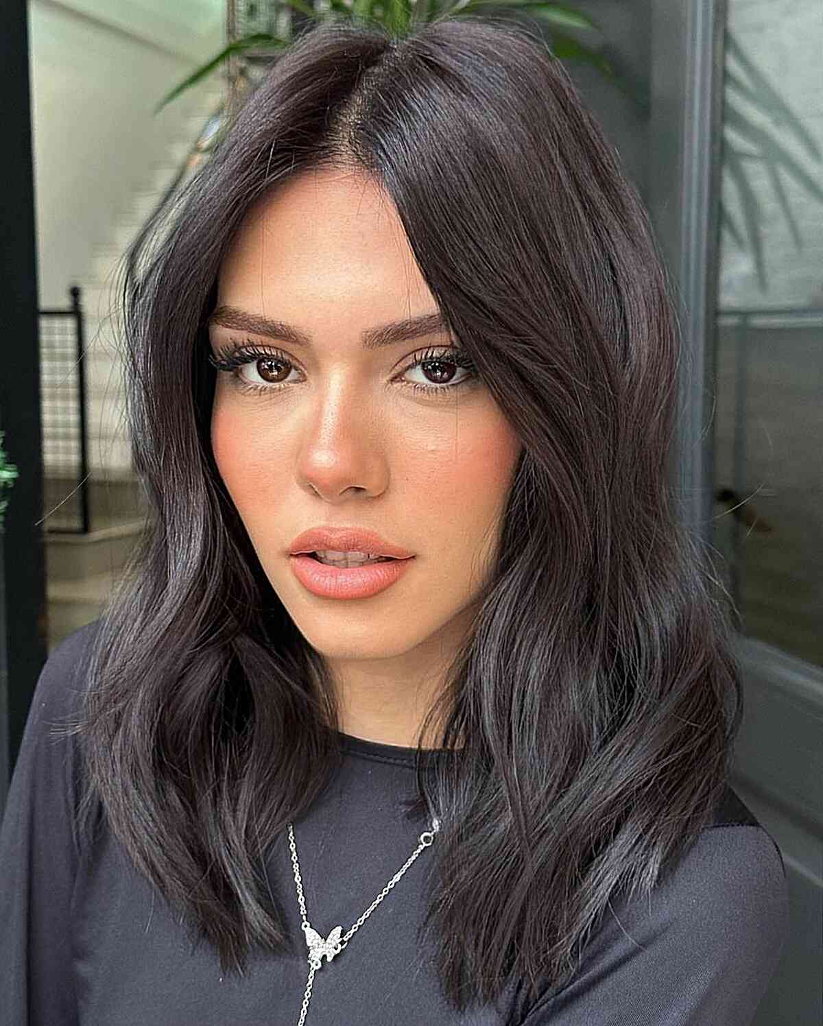 The Top 33 Medium Hairstyles For Oval Faces in 2025