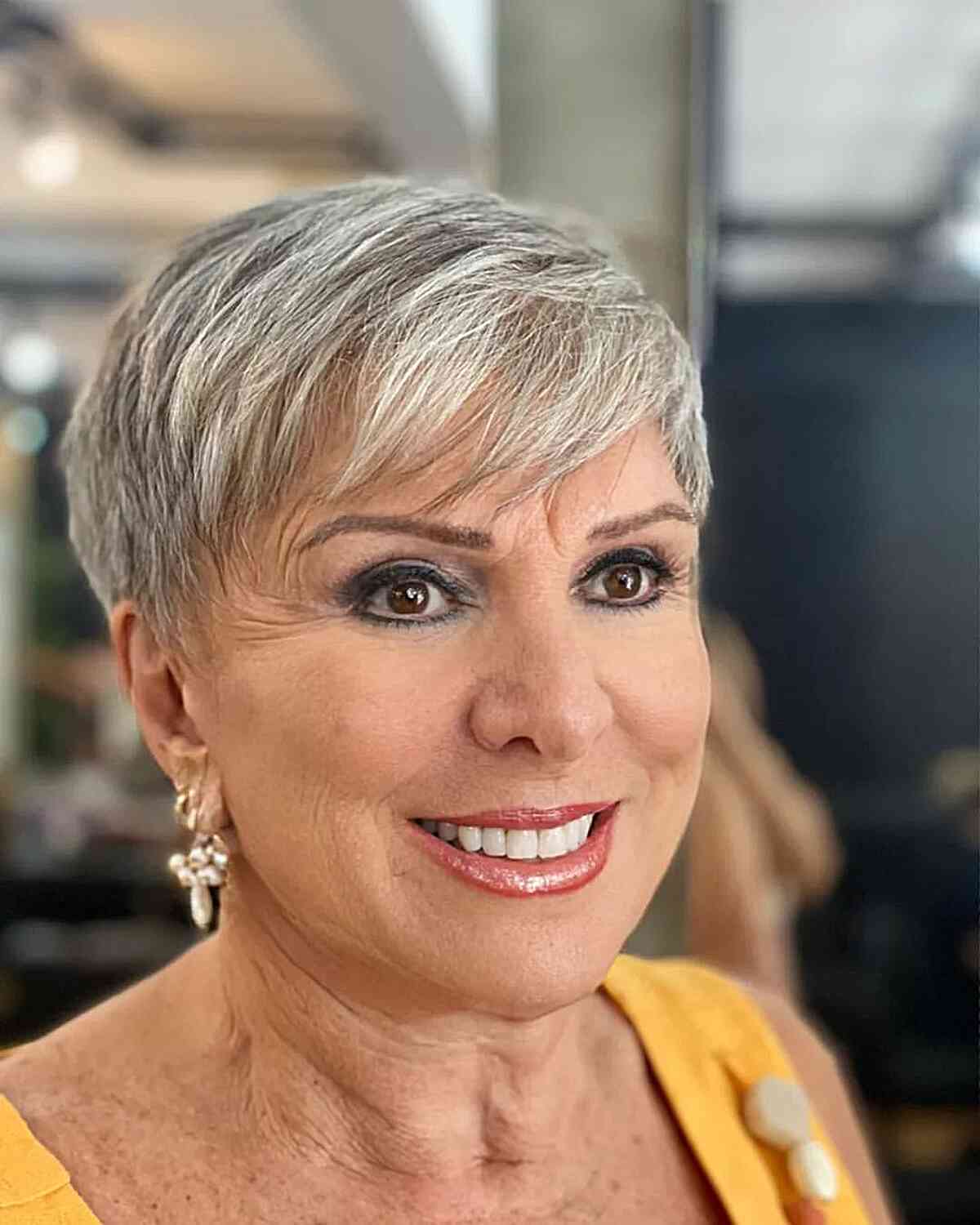 38 Gorgeous Short Hairstyles for Women In Their 60s with Grey Hair