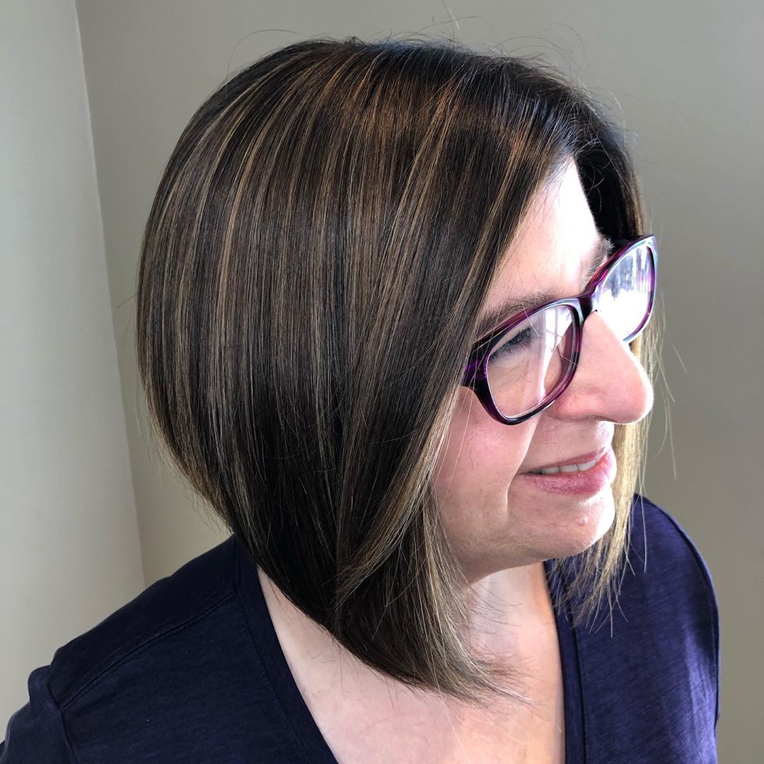 29 Slimming Short Hairstyles for Women Over 50 with Round Faces